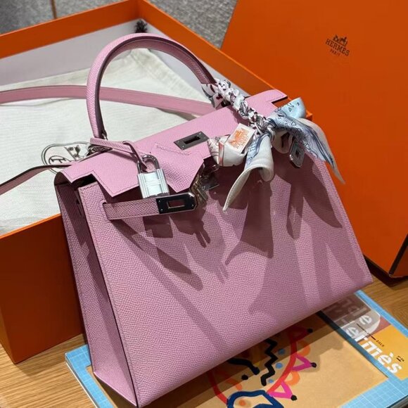 Classic Hermes Bag: A Stylish and Versatile Choice for Elegance - Picture 4 of 8